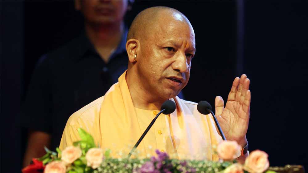 लोकभवन में मुख्यमंत्री योगी ने वीर पुलिसकर्मियों को विभिन्न वीरता पदकों से किया सम्मानित