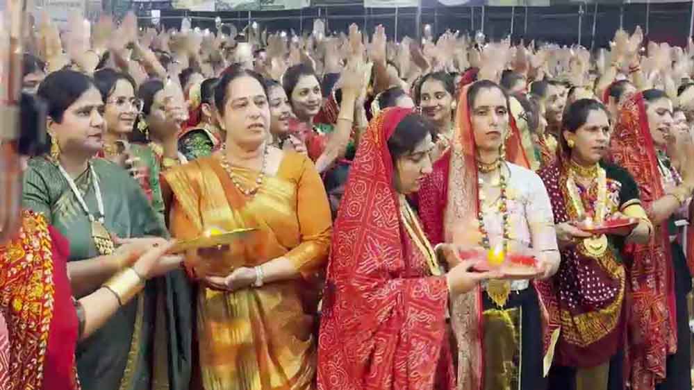 900 किलो सोने के गहने पहन गरबा करने पहुंचीं 15 हजार महिलाएं, दिखी अनोखी परंपरा