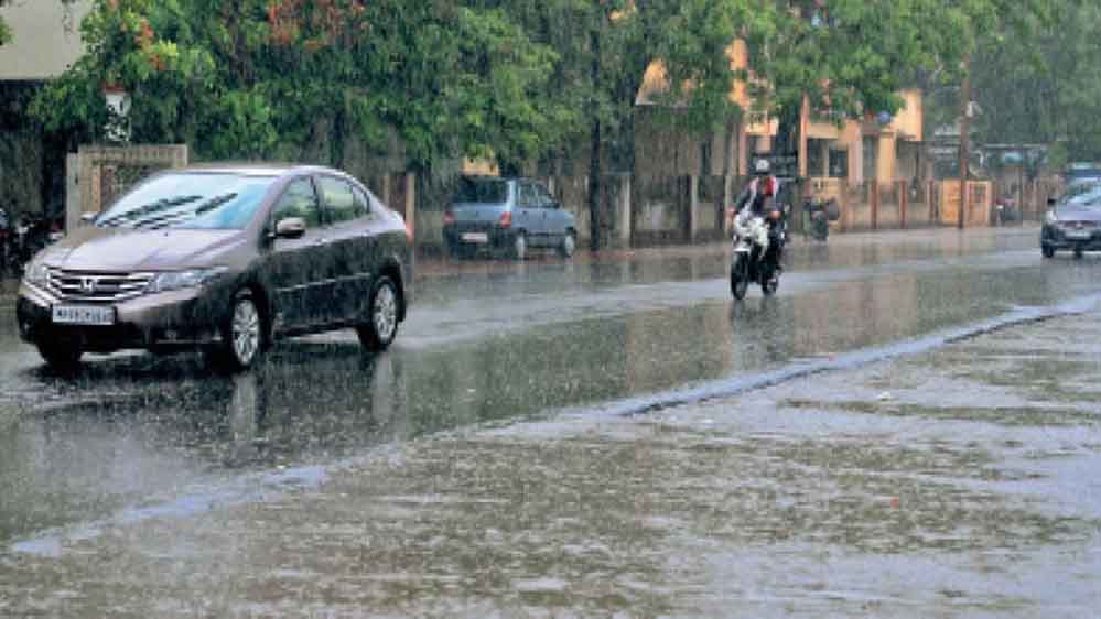 मध्यप्रदेश के 25 जिलों में आज बारिश के आसार, भोपाल में रावण के पुतलों को ढका
