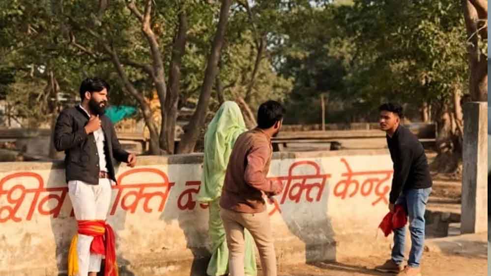 भदैया कुंड में पत्नी को दोस्त के साथ घूमते देख पति ने किया हमला, पुलिस ने दर्ज की FIR