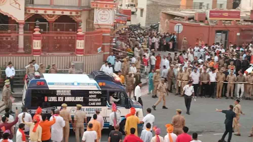 सीएम योगी ने एंबुलेंस को रास्ता देने के लिए रुकवाई विजयादशमी शोभायात्रा, पेश की मानवता की मिसाल