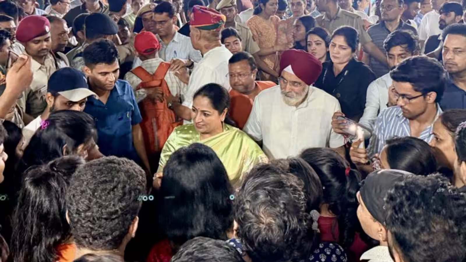 मुखर्जी नगर में छात्रों के बीच पहुंचीं CM रेखा गुप्ता, मुफ्त लाइब्रेरी से लेकर महिला सुरक्षा तक दिए निर्देश