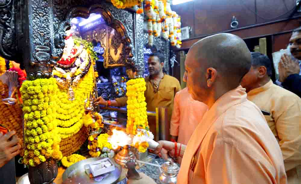 सीएम योगी आदित्यनाथ ने बाबा कालभैरव और काशी विश्वनाथ के दरबार में लगाई हाजिरी