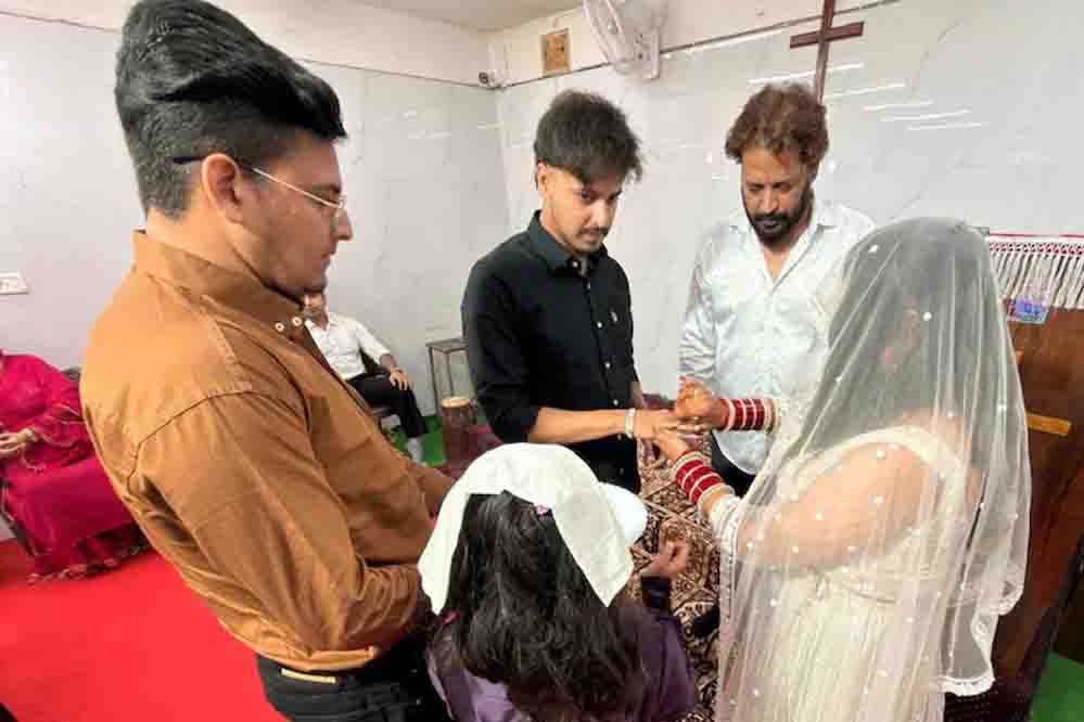 मंदिर में शादी के 3 दिन बाद धर्म परिवर्तन का दबाव? कृतिका वर्मा ने पति और ससुराल वालों पर लगाए आरोप