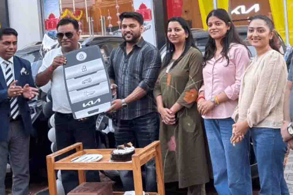 दिवाली पर कर्मचारियों की बल्ले-बल्ले, चंडीगढ़ के कारोबारी ने टॉप परफॉर्मर्स को बांटीं 4 कारें