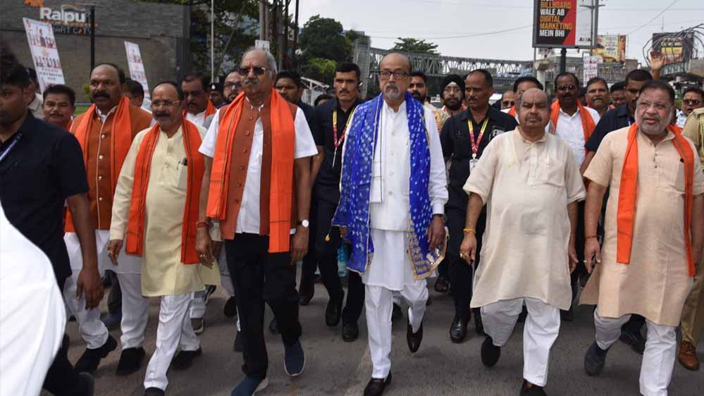 नशा मुक्त भारत के संकल्प के साथ राज्यपाल डेका ने की पदयात्रा, गांधी-शास्त्री को किया नमन