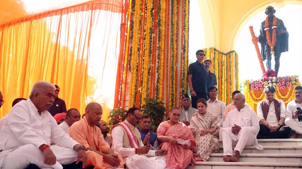 सीएम योगी ने बापू की 157वीं जयंती पर निवेदित की श्रद्धा, प्रदेशवासियों को दी ‘अंतरराष्ट्रीय अहिंसा दिवस’ की शुभकामना