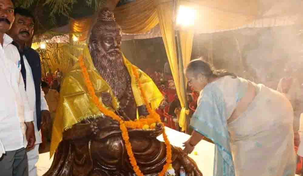 योगी सरकार का बड़ा कदम, लखनऊ में गोमती तट पर स्थापित हुई महर्षि वाल्मीकि की प्रतिमा