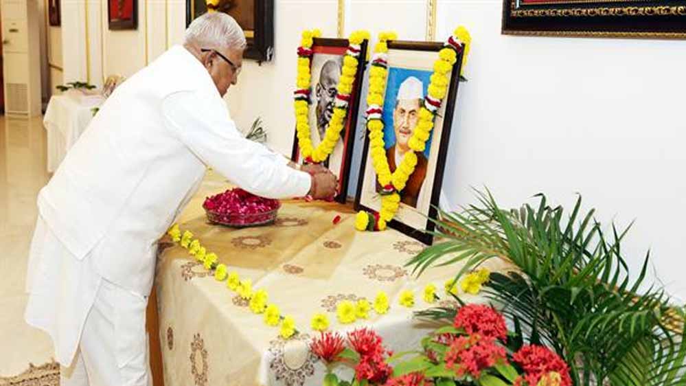 राज्यपाल पटेल ने महात्मा गांधी और पूर्व प्रधानमंत्री स्व. शास्त्री को किया नमन
