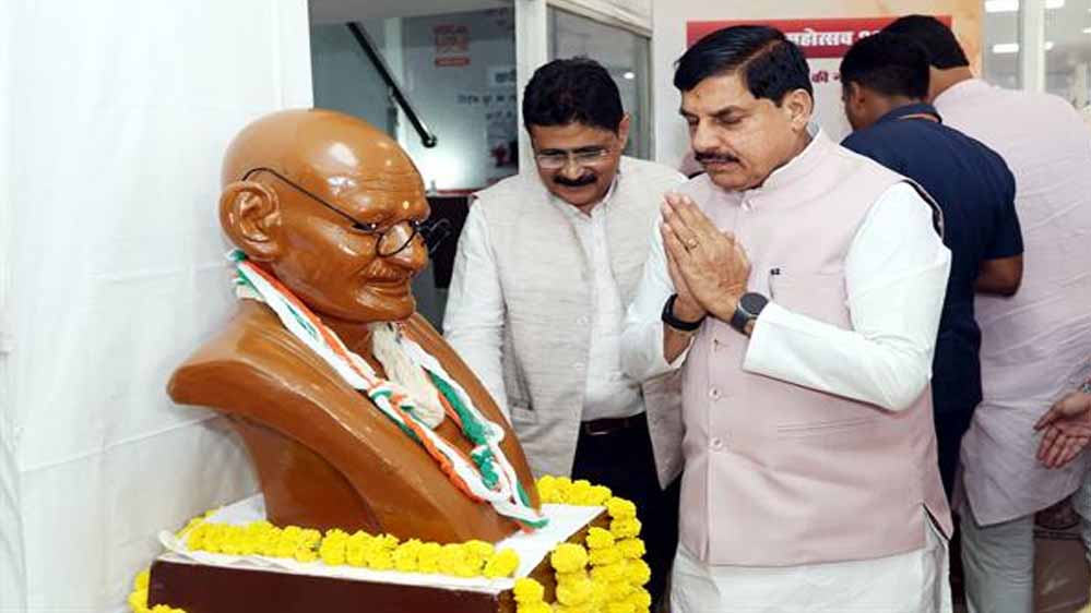 गांधी जयंती पर खादी ग्रामोद्योग भवन पहुंचे CM यादव, चरखा चलाकर दिया स्वदेशी का संदेश