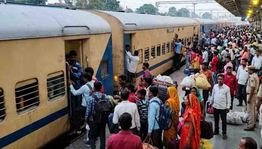 त्योहारी सीजन में ट्रेन टिकटों का संकट, दिल्ली और भोपाल रूट पर यात्रियों की बढ़ी परेशानी