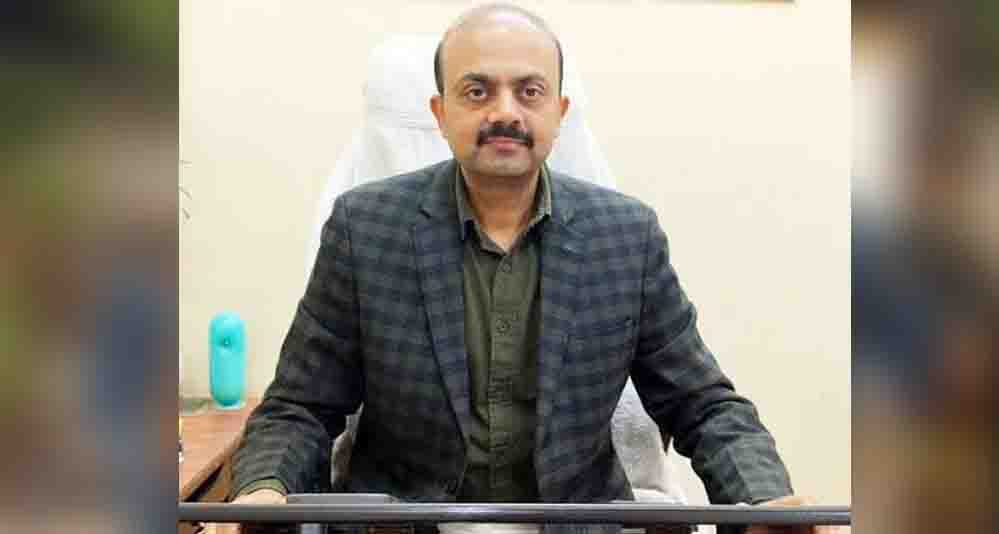 अवैध शराब के कारोबार पर योगी सरकार का बड़ा एक्शन, गाजियाबाद के जिला आबकारी अधिकारी निलंबित