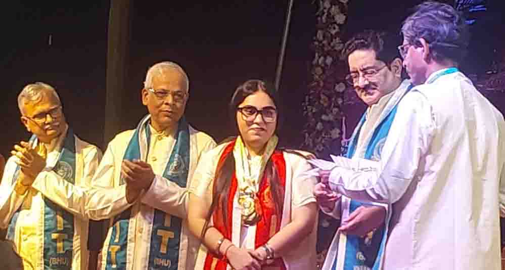 IIT BHU के 15वें दीक्षांत समारोह में मेधावियों का सम्मान, कुमार मंगलम बिड़ला ने प्रदान किए 124 पदक