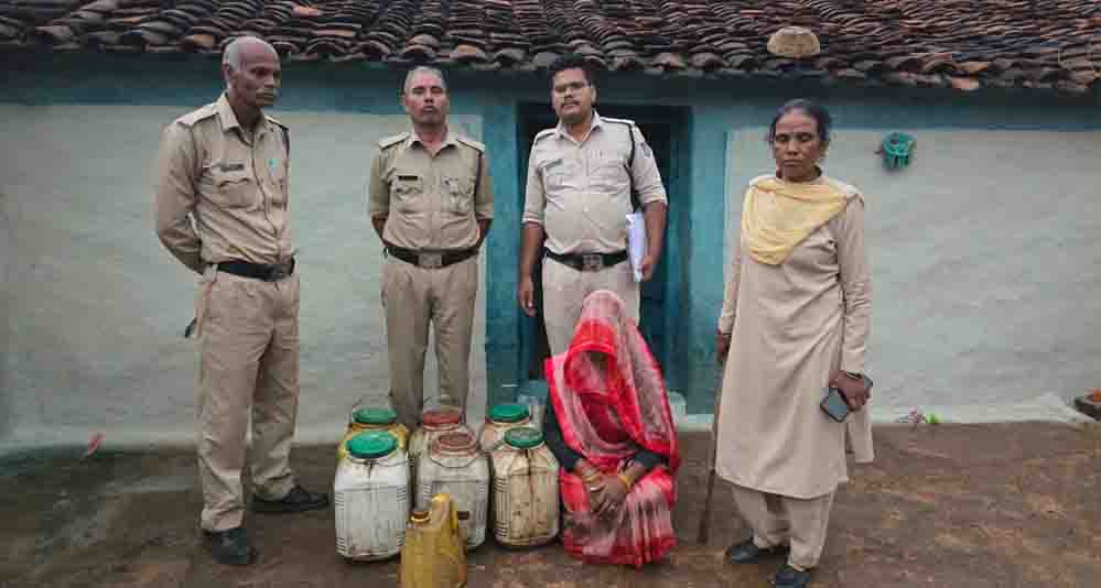 आबकारी ने कल्दा में भारी मात्रा में कच्ची शराब और महुआ लाहन पकड़ा