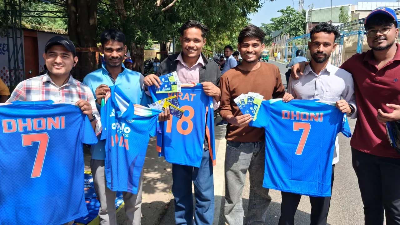 JSCA में टिकट के लिए जबरदस्त क्रेज, 700 फैंस रात में पहुंचे; महिलाओं की भी लंबी कतार