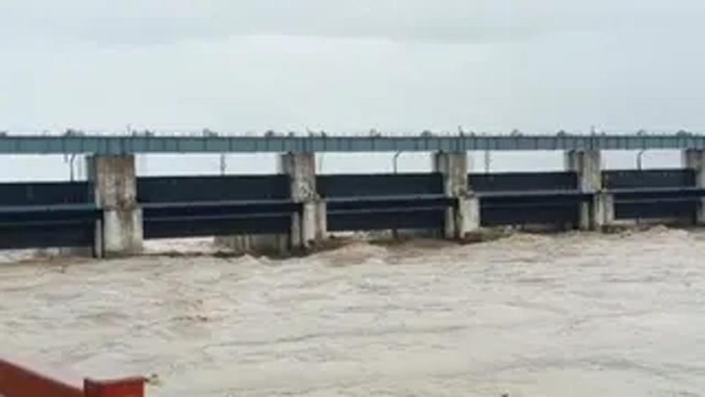 बिहार में बाढ़ का खतरा टला? गंडक बराज से पानी का डिस्चार्ज घटा, तटवर्ती लोगों ने ली राहत की सांस