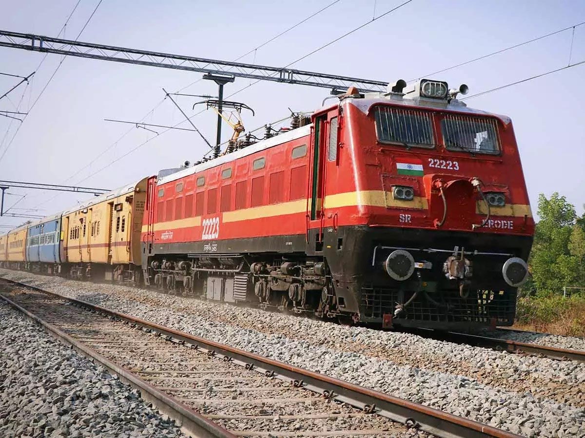 दिल्ली जाने वाली रद्द ट्रेनें फिर पटरी पर लौटीं, तेजस राजधानी और मगध एक्सप्रेस का परिचालन शुरू