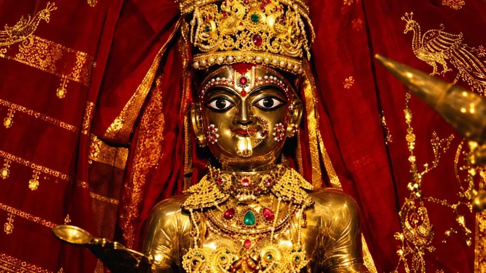 दुर्गा पूजा में ही बाहर आती है मां दुर्गा की सोने की मूर्ति, पुलिस सुरक्षा में होती है पूजा