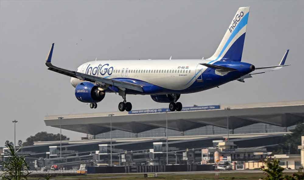 महंगा हुआ IndiGo का हवाई सफर, घरेलू फ्लाइट्स पर ₹375 से ₹1,300 तक बढ़ा फ्यूल चार्ज