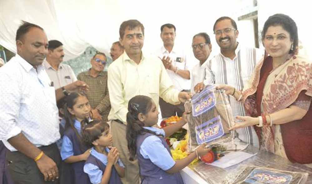 राज्यमंत्री गौर ने बच्चों को बांटे स्कूली बैग, बोले- शिक्षा से ही होगी तरक्की की राह प्रशस्त