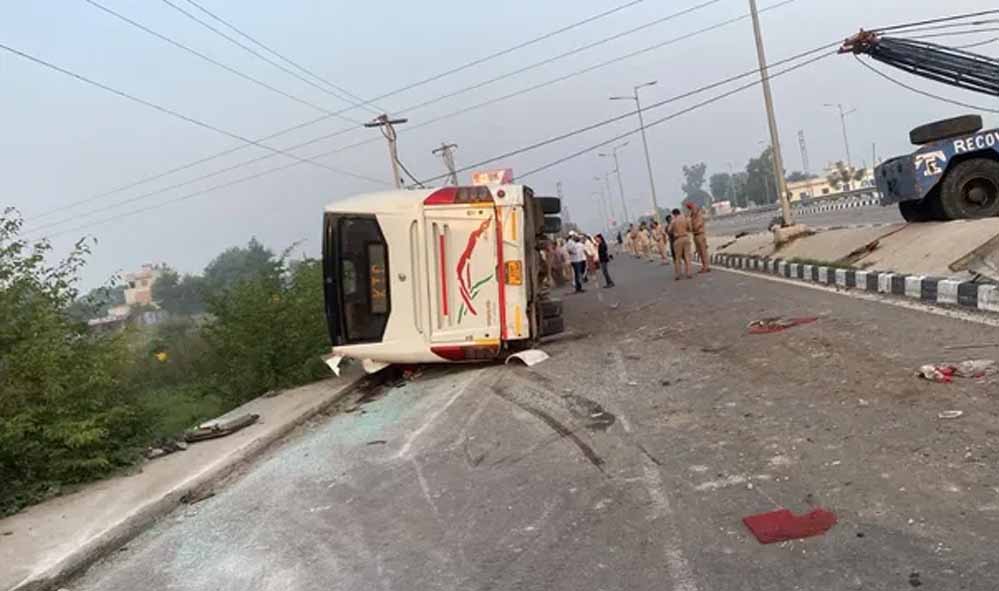 मनाली से लौट रही बस फ्लाईओवर से नीचे गिरी, LPU के 2 छात्रों समेत 3 की गई जान