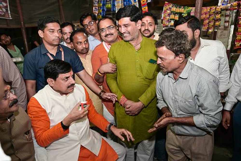बरेला में सड़क किनारे चाय की दुकान पर रुके CM डॉ. यादव, सास-बहू के ढाबे पर भी पहुंचे