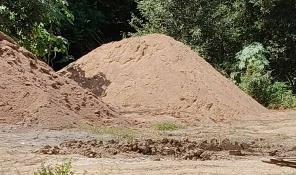 चंबल में रेत उत्खनन पर रोक के दावे खोखले? कलेक्टर कार्यालय के पीछे निर्माण में रेत इस्तेमाल का आरोप