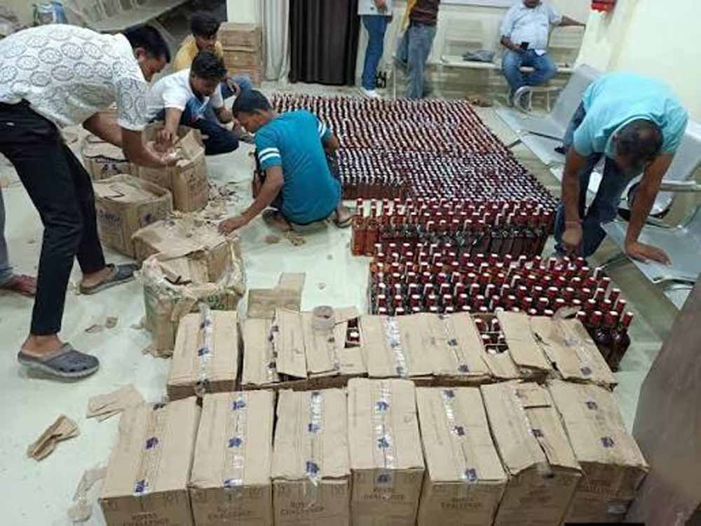बिहार में शराब तस्करों पर कार्रवाई, पिकअप वैन जब्त और टाइल्स गोदाम सील; पंजाब से जुड़ा खेप का कनेक्शन