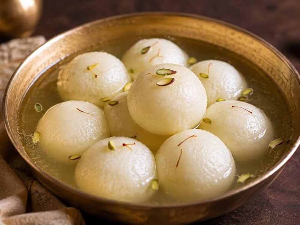 2 लीटर दूध से घर पर बनाएं बाजार जैसे स्पंजी रसगुल्ले, जानें आसान रेसिपी और सीक्रेट टिप्स