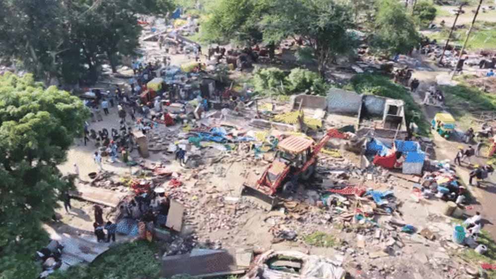 RE-2 पर निगम की कार्रवाई के दौरान हंगामा, पथराव के बाद पुलिस का लाठीचार्ज; 2 घायल, 2 हिरासत में