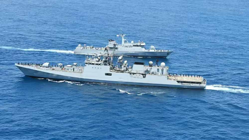 Rafale डील से पहले भारत की समुद्री ताकत में इजाफा, राजनाथ सिंह ने नौसेना को सौंपा नया फ्लीट सपोर्ट शिप