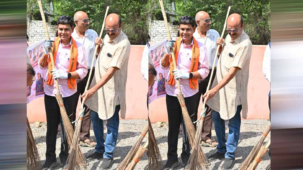 बलौदाबाजार में राजस्व मंत्री टंक राम वर्मा ने हाथों में उठाई झाड़ू