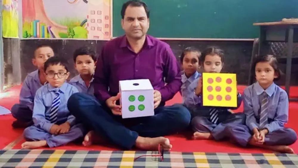 किताबों से आगे की पढ़ाई! बेकार सामान से बच्चों को पढ़ाते हैं पवन कुमार, मिला राज्य शिक्षक पुरस्कार