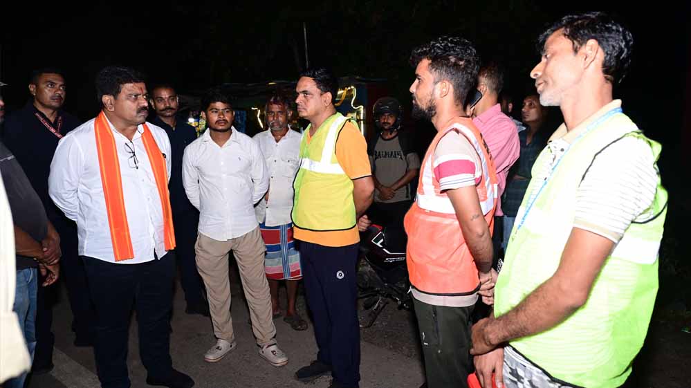कवर्धा-बेमेतरा मार्ग पर पशुओं को देख भड़के डिप्टी CM विजय शर्मा, अधिकारियों को लगाई फटकार