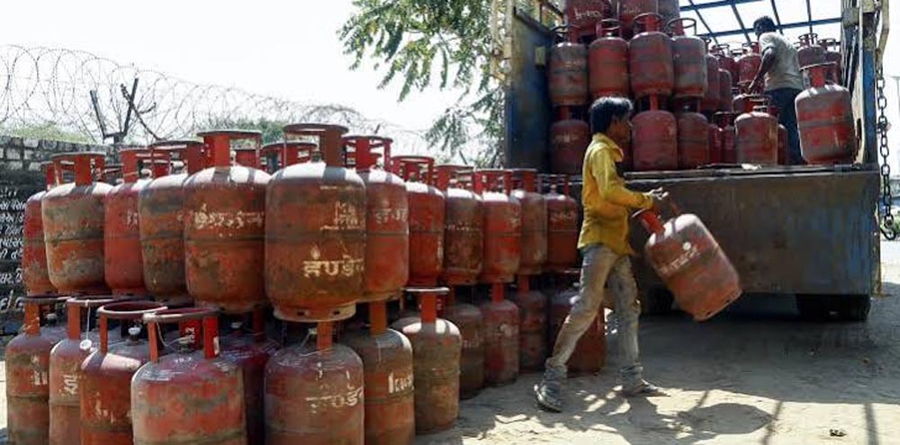 महंगे कच्चे तेल से तेल कंपनियों की बढ़ी मुश्किलें, LPG बिक्री पर HPCL को ₹500 करोड़ का घाटा