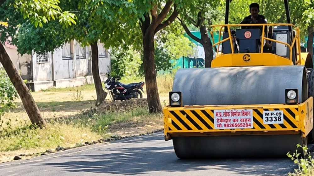 धार अस्पताल का 200 मीटर जर्जर मार्ग छह घंटे में हुआ दुरुस्त, समाजसेवियों ने बिना शोर-शराबे के कराया काम