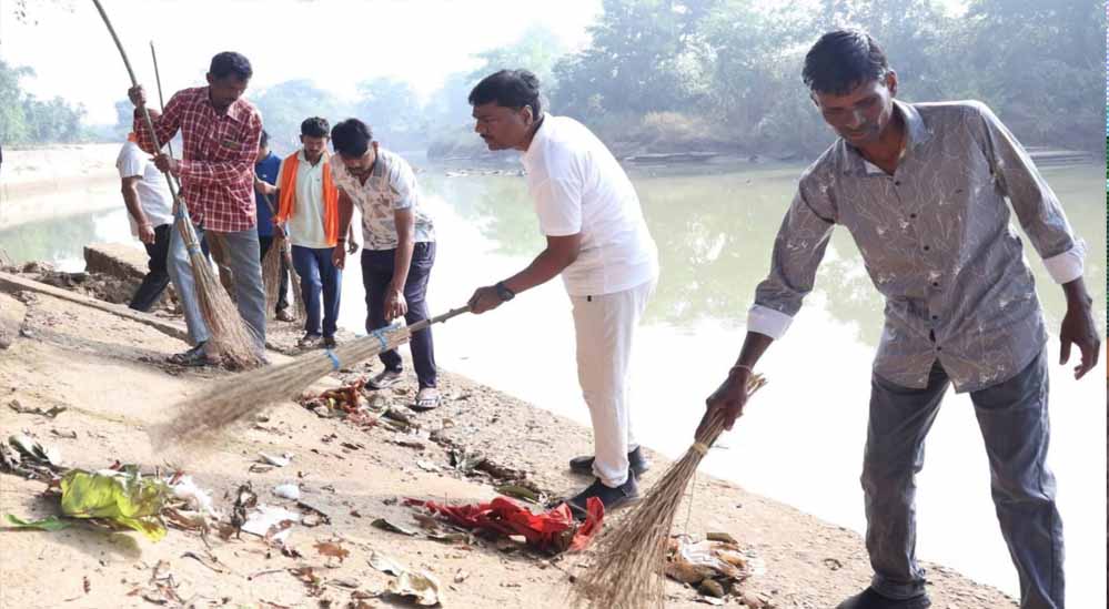 वन मंत्री केदार कश्यप ने लोगों के साथ चलाया सफाई अभियान, मारकंडी नदी घाट और प्राकृतिक जलकुंड चमकाए