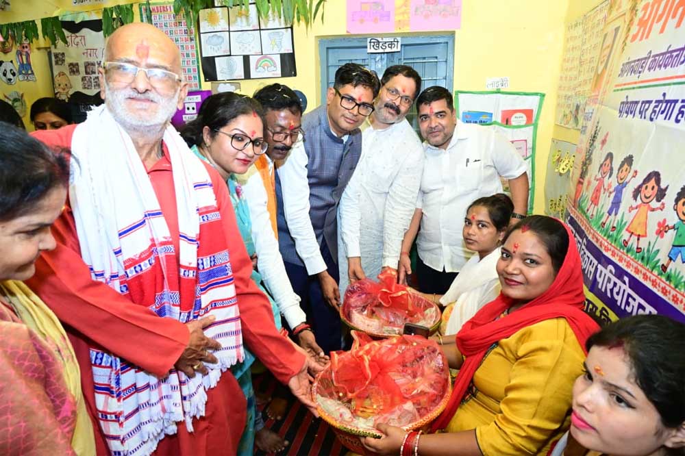 आंगनबाड़ी कार्यकर्ताओं, सहायिकाओं और मितानिनों का किया सम्मान, गर्भवती महिलाओं की हुई गोदभराई