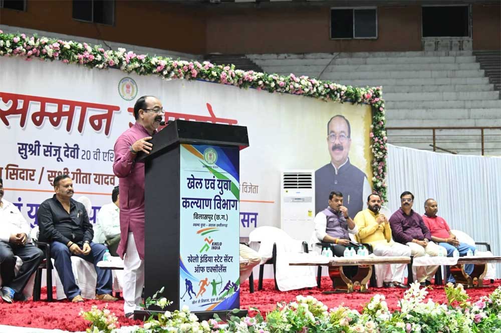 मुख्यमंत्री विष्णु देव साय द्वारा घोषित 51 लाख रुपए की सम्मान राशि का चेक संजू देवी को सौंपा