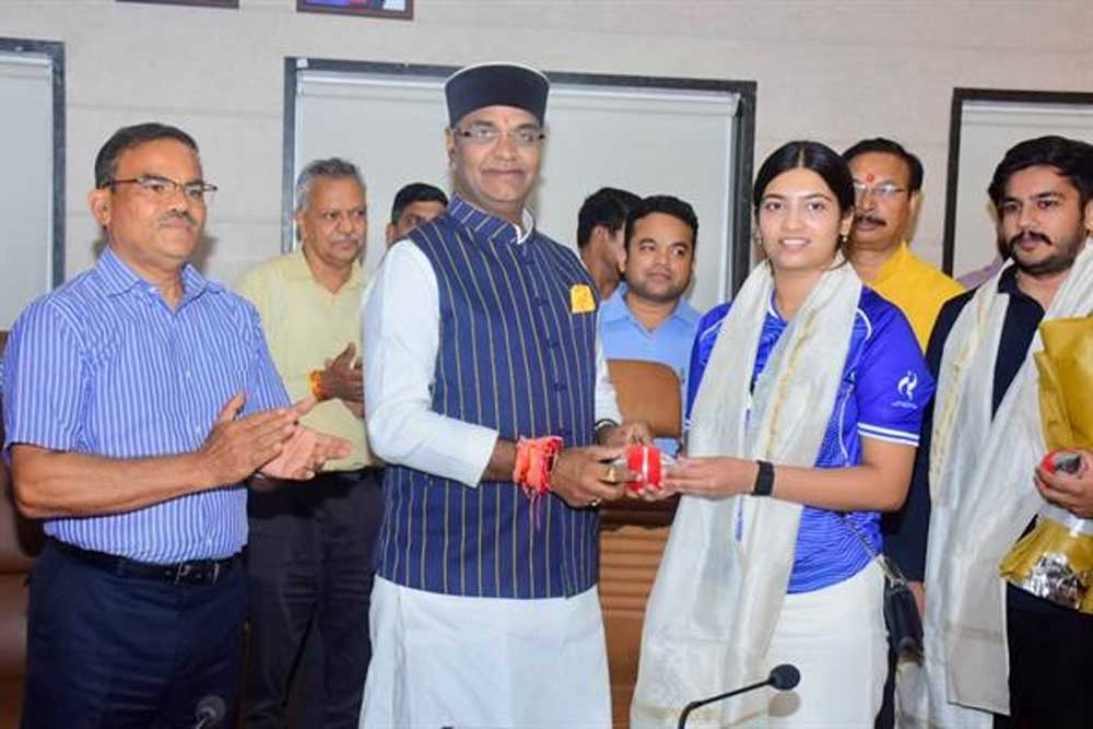 आशी और ऐश्वर्य की उपलब्धि को सराहा, मंत्री सारंग ने कहा- बचपन से निखारेंगे खेल प्रतिभाएं