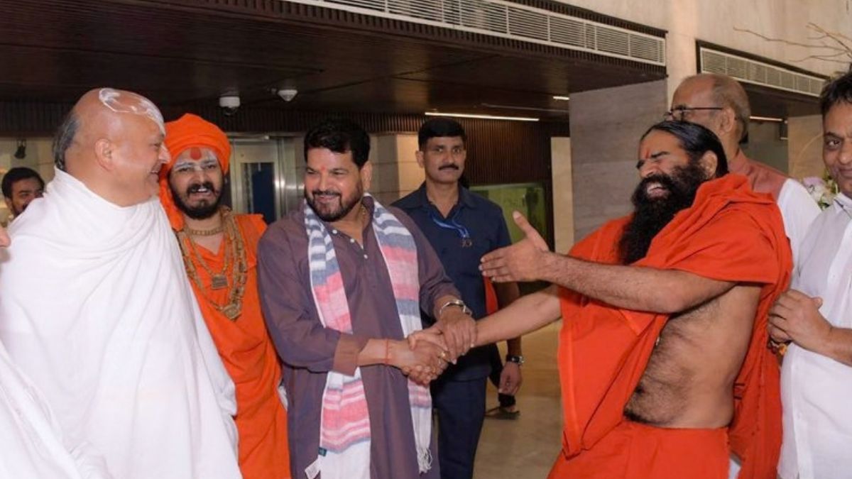 इंदौर में बाबा रामदेव और बृजभूषण शरण सिंह के बीच खत्म हुआ विवाद, पतंजलि ने वापस लिया 50 करोड़ की मानहानि का केस