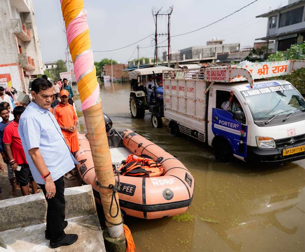 बाढ़ प्रभावितों को राहत पहुंचाने के लिए युद्ध स्तर पर कार्य कर रही योगी सरकार, नगर विकास मंत्री ने फैजुल्लागंज-दाउदनगर में किया निरीक्षण