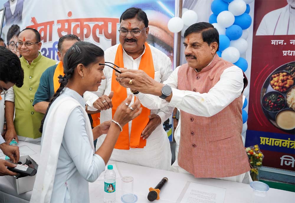 अंधत्व निवारण कार्यक्रम के तहत बच्चों को वितरित किए निशुल्क चश्में