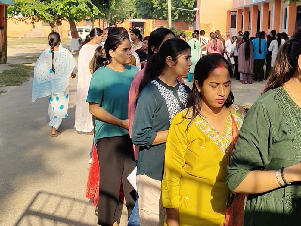 SET परीक्षा में कलावा काटने को लेकर हंगामा, Bilaspur में पुलिस ने संभाला मोर्चा