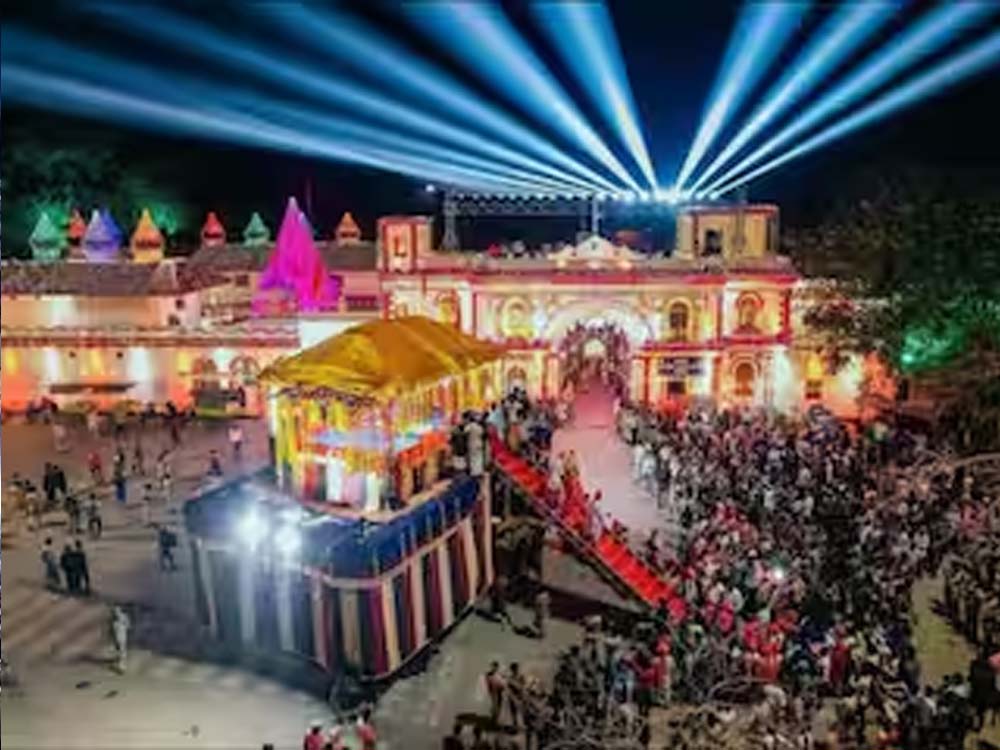बस्तर दशहरा में फूल रथ की परिक्रमा, पारंपरिक रीति-रिवाजों के साथ निभाई गई रस्म