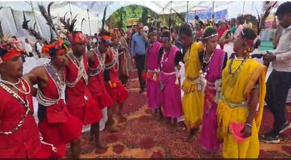 कांकेर में दिखा लोक संस्कृति का रंग, ग्रामीणों संग थिरके कलेक्टर