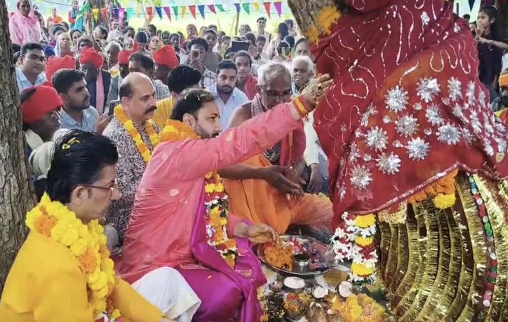 बस्तर दशहरा में अनूठी परंपरा, बेल फल देकर देवी को आमंत्रण