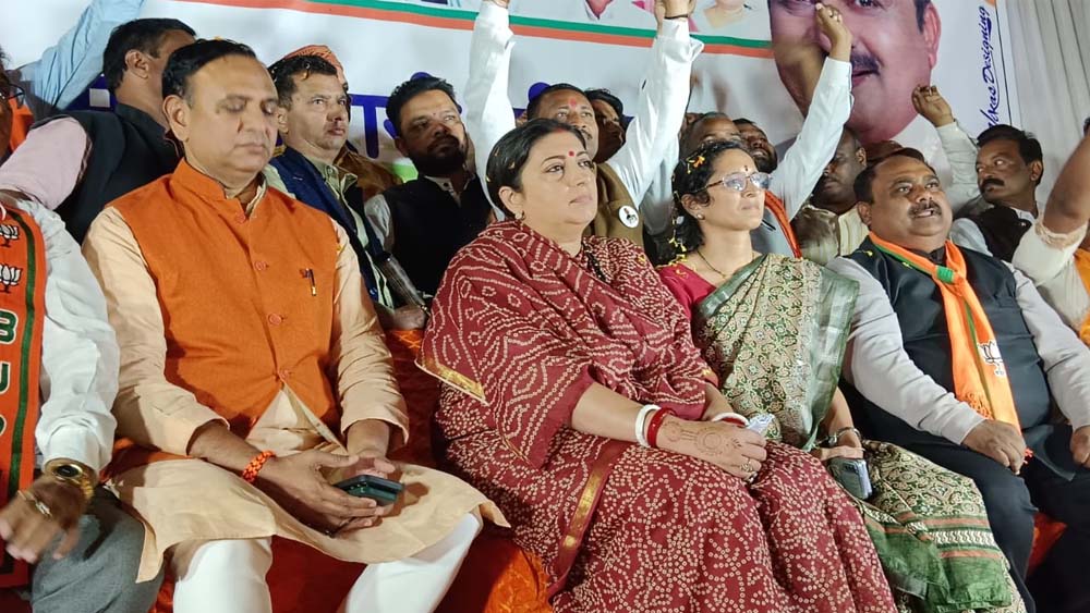 CG में स्मृति ईरानी का पहला दौरा, स्वागत के लिए सड़कों पर लगाए गए भाजपा के झंडे