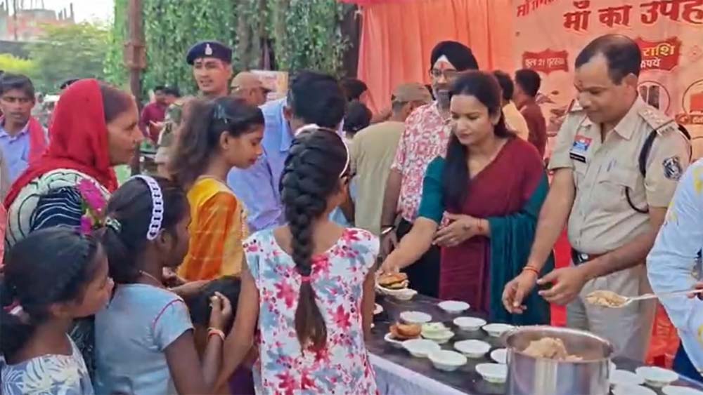 पुलिस का सेवा भाव: थाने में भंडारे का आयोजन, अधिकारियों ने श्रद्धालुओं को परोसा प्रसाद