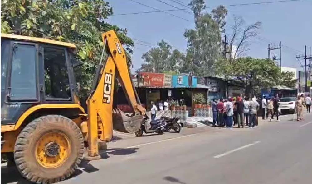 ढाबे पर कार्रवाई के दौरान रायपुर में हंगामा, संचालक ने खुद पर पेट्रोल डालकर दी धमकी